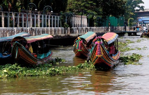 Longtail boat on Thonburi canals tour